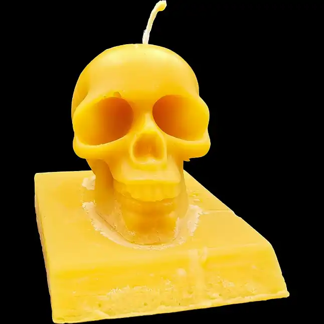 Totenkopf mit Podest 1 - Gelb - Santa Pauli - Bienenwachskerze Totenkopf mit Podest 1 - Gelb - Santa Pauli - Bienenwachskerze