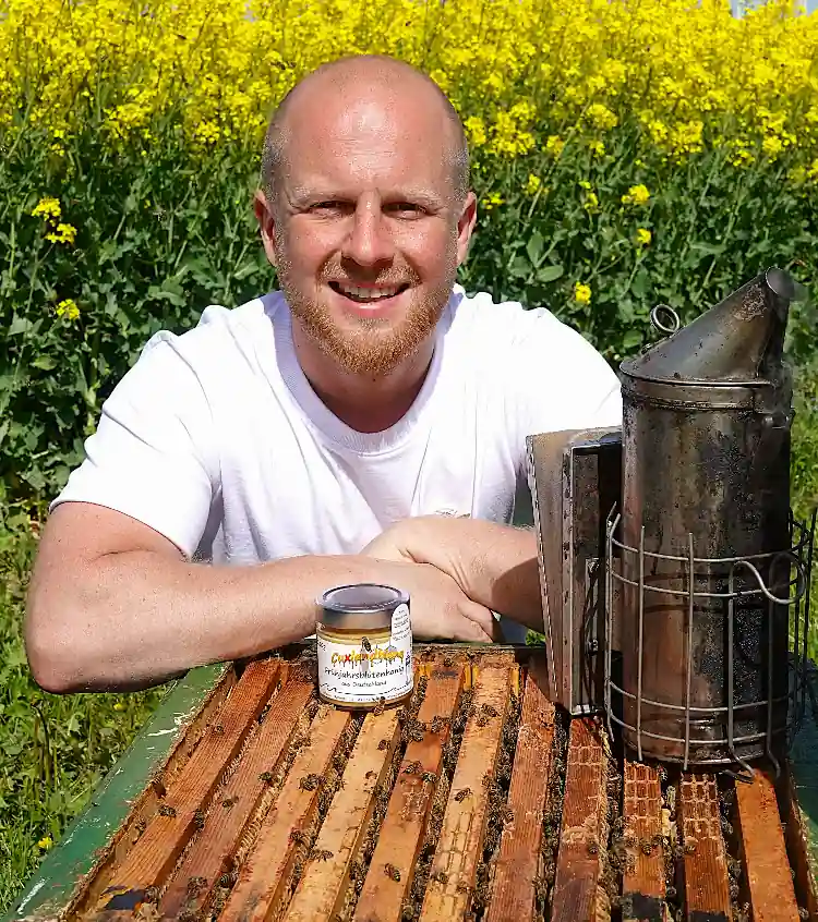 Fruehjahrsbluetenhonig 250g - Alex mit Bienenvolk