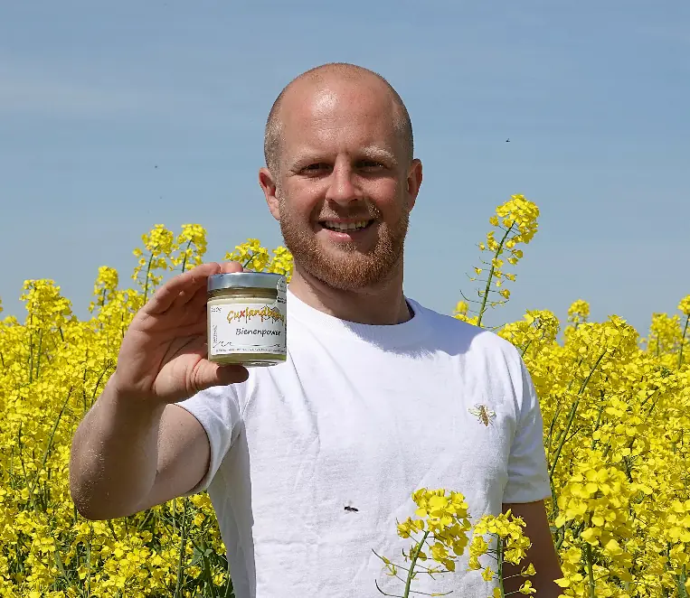 Bienenpower in Honig -  Alex im Raps