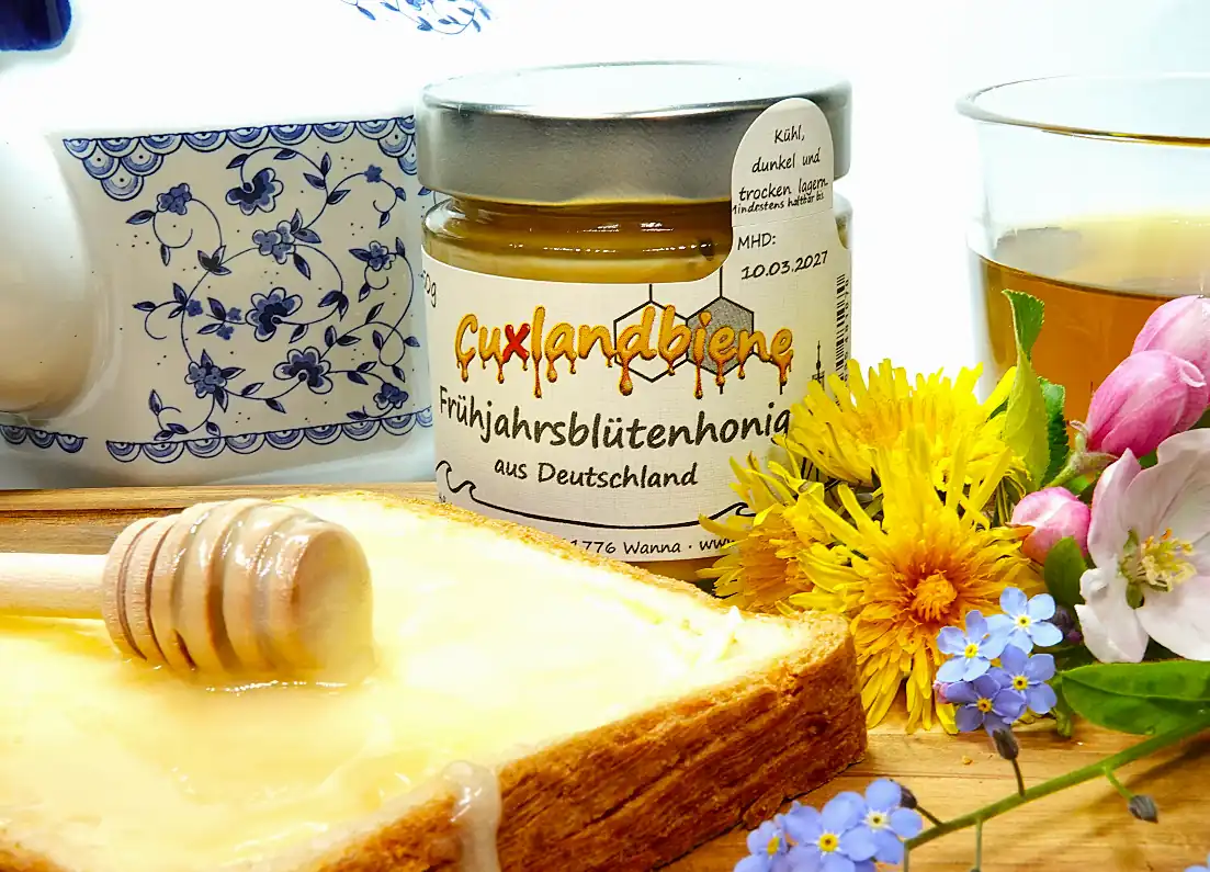 Fruehjahrsbluetenhonig 250g auf Gedeck