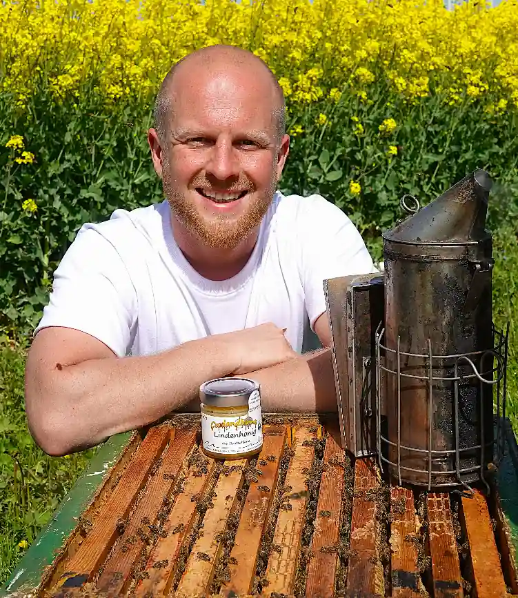 Lindenhonig cremig 250g - Alex mit Bienenvolk