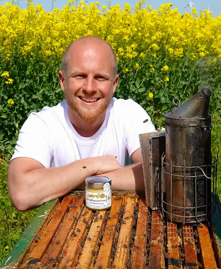 Kornblumenhonig cremig 250g - Alex mit Bienenvolk