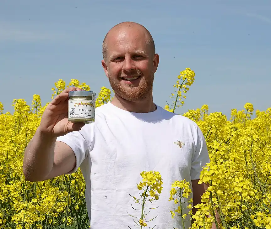 Marzipan in Honig -  Alex im Raps