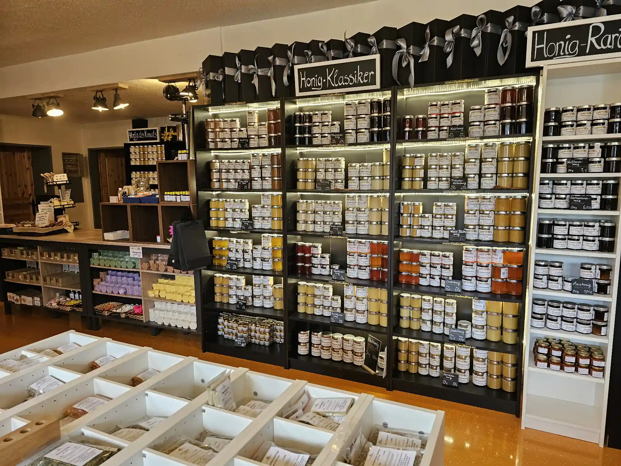 Innenansicht des Hofladens der Imkerei Cuxlandbiene in Wanna