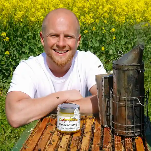 Himbeerblütenhonig 250g - Alex mit Bienenvolk