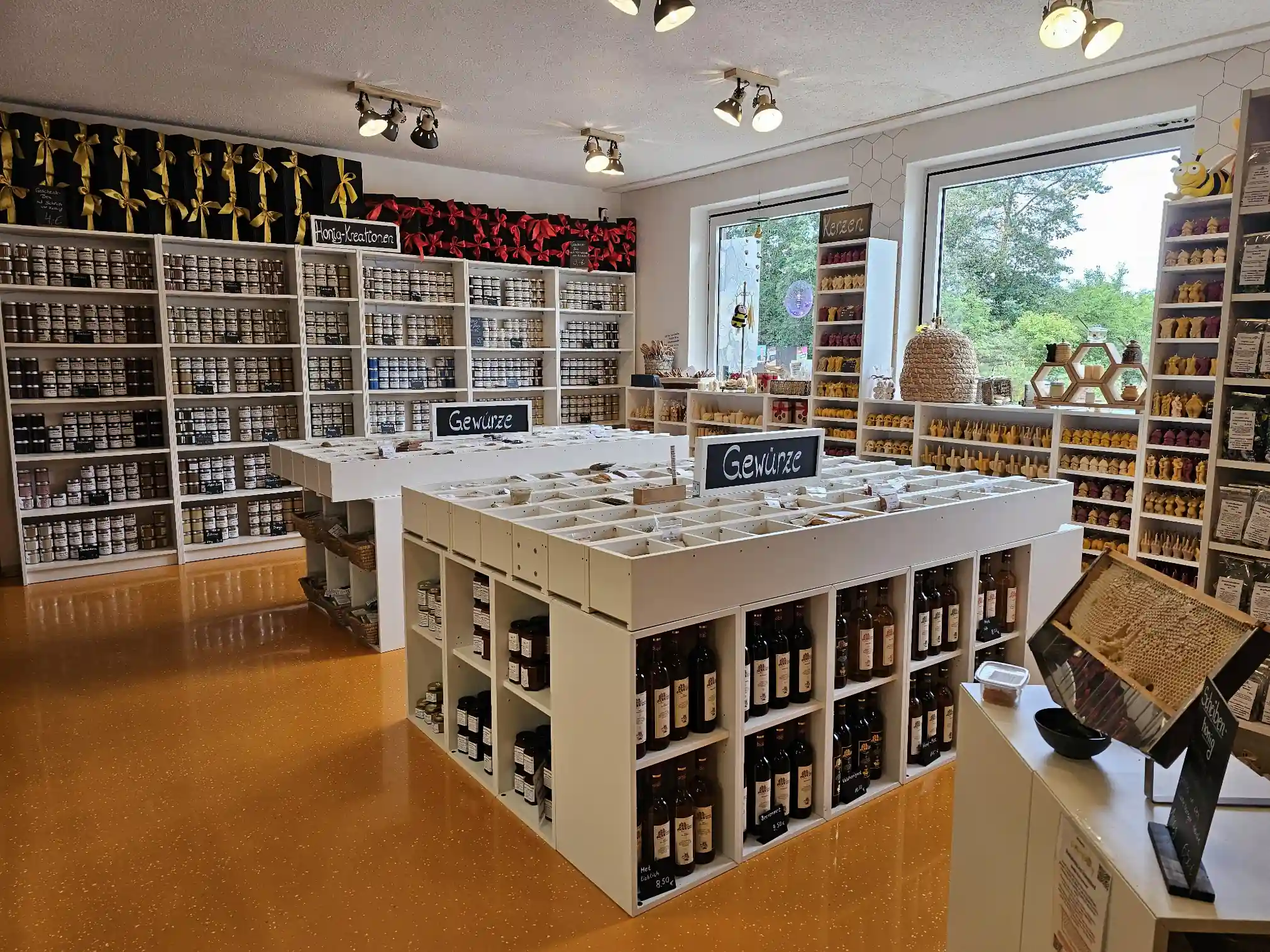 Gewürze, Tee und weitere regionale Produkte im Hofladen der Imkerei Cuxlandbiene