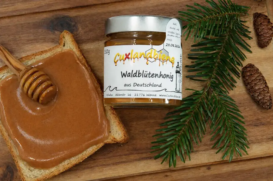 Waldbluetenhonig auf Brett liegend