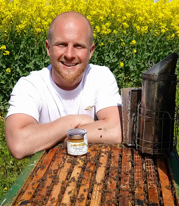 Sommertracht mit Heidehonig 250g - Alex mit Bienenvolk